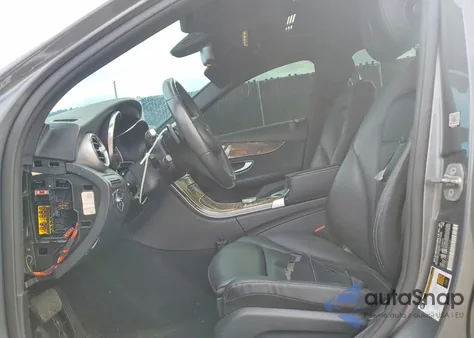 2018 Mercedes-Benz C 300 from USA, damaged, VIN 55SWF4JB2JU247103